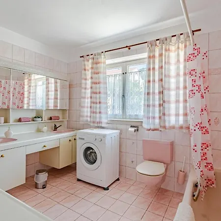Cozy Apartment In Zrnovo With Kitchen Apartman Zrnovo