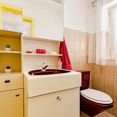 Cozy Apartment In Zrnovo With Kitchen Apartman *
