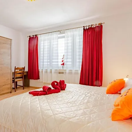 Cozy Apartment In Zrnovo With Kitchen