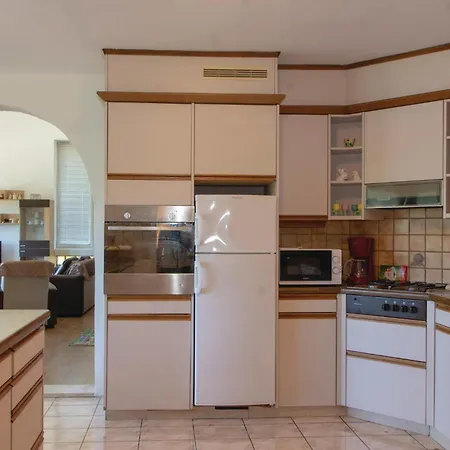 Cozy Apartment In Zrnovo With Kitchen * Zrnovo