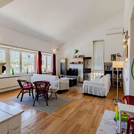 Apartman Cozy Apartment In Zrnovo With Kitchen *