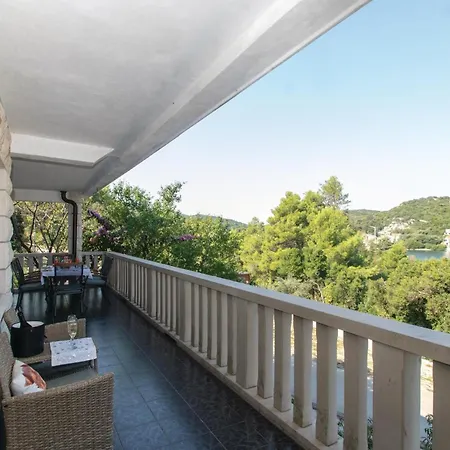 Cozy Apartment In Zrnovo With Kitchen Zrnovo