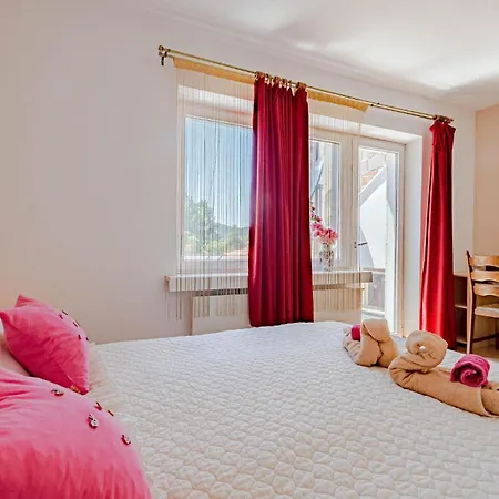 Cozy Apartment In Zrnovo With Kitchen