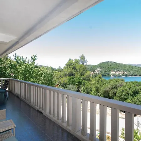 Cozy Apartment In Zrnovo With Kitchen Apartman