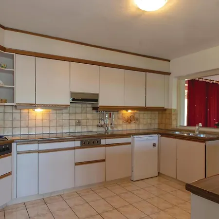 Cozy Apartment In Zrnovo With Kitchen Apartman *