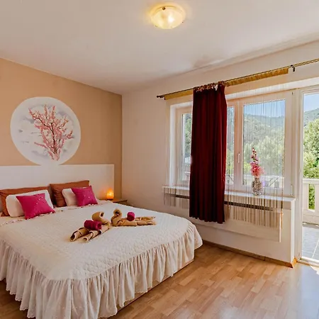 Cozy Apartment In Zrnovo With Kitchen * Zrnovo