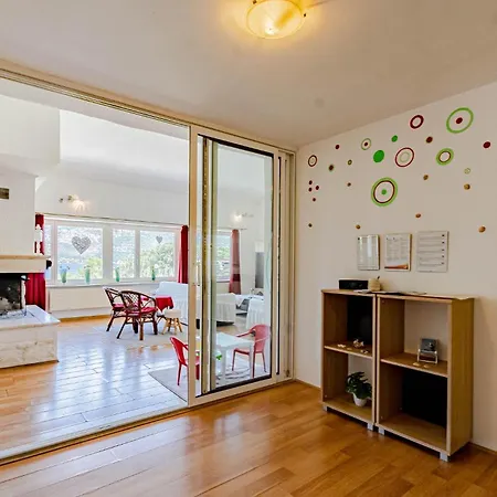 Cozy Apartment In Zrnovo With Kitchen Apartman