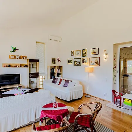 Cozy Apartment In Zrnovo With Kitchen Apartman *
