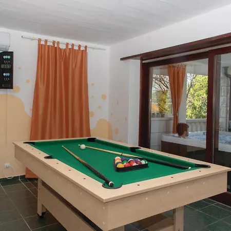 Apartman Cozy Apartment In Zrnovo With Kitchen *